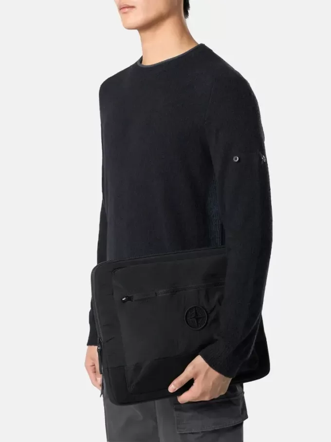Gewatteerde laptoptas met vakken en ritssluiting.