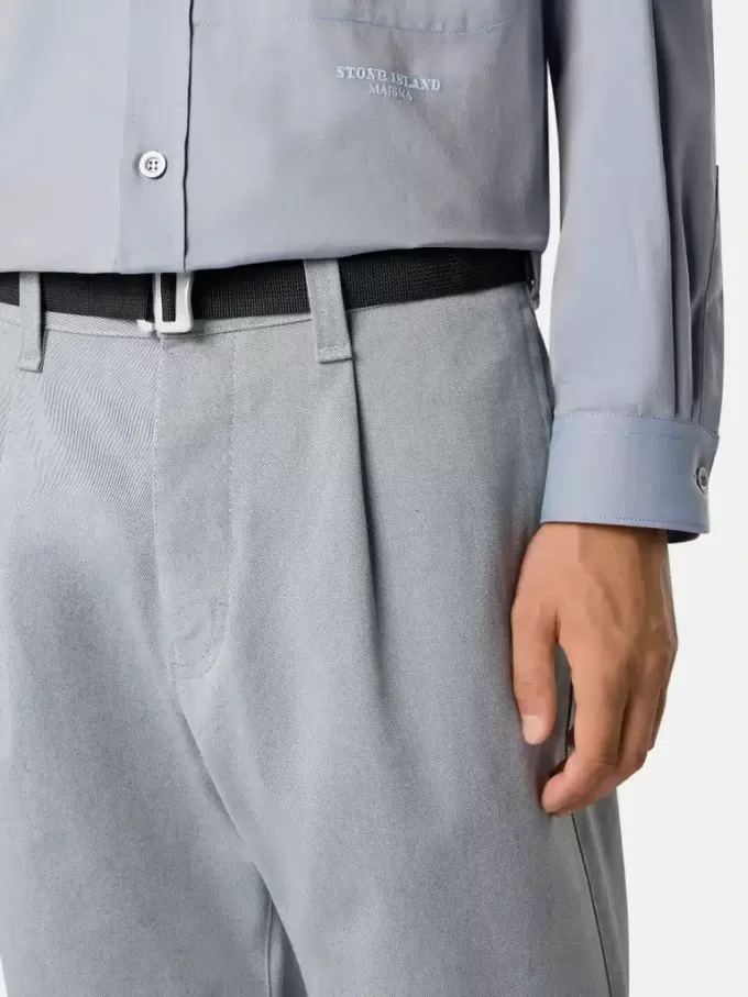 Losvallende chino met nylon riem