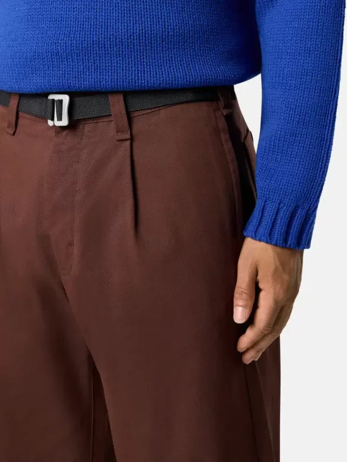 Losvallende chino met nylon riem