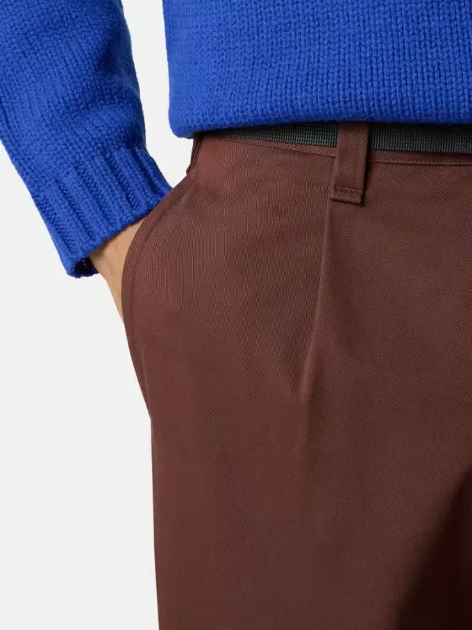 Losvallende chino met nylon riem