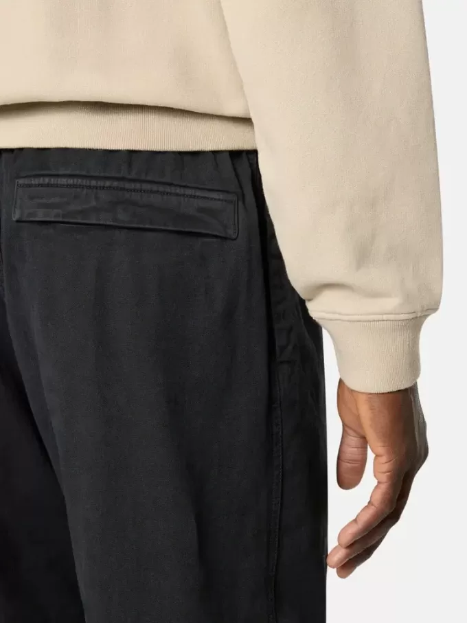 Losvallende joggingbroek met drukknopen en zakken met ritssluiting Losvallende joggingbroek met drukknopen en zakken met ritssluiting