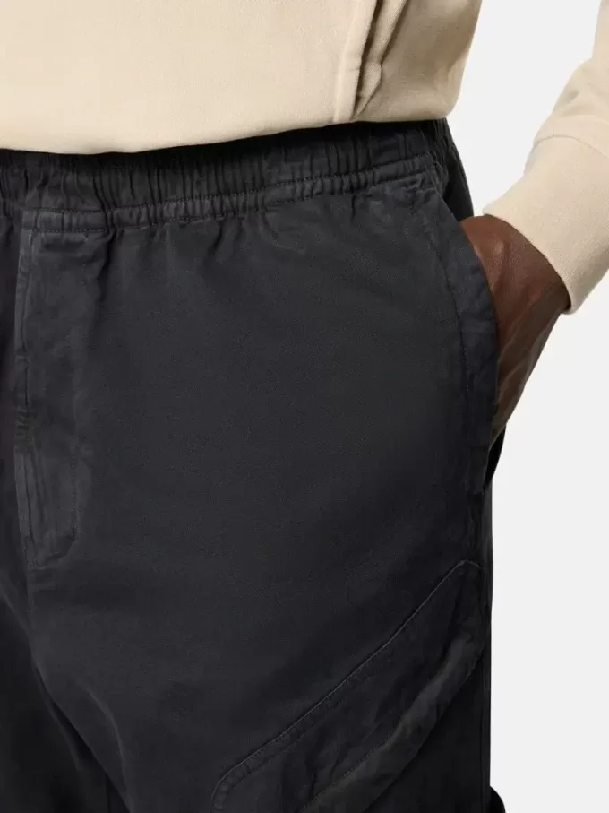 Losvallende joggingbroek met drukknopen en zakken met ritssluiting Losvallende joggingbroek met drukknopen en zakken met ritssluiting