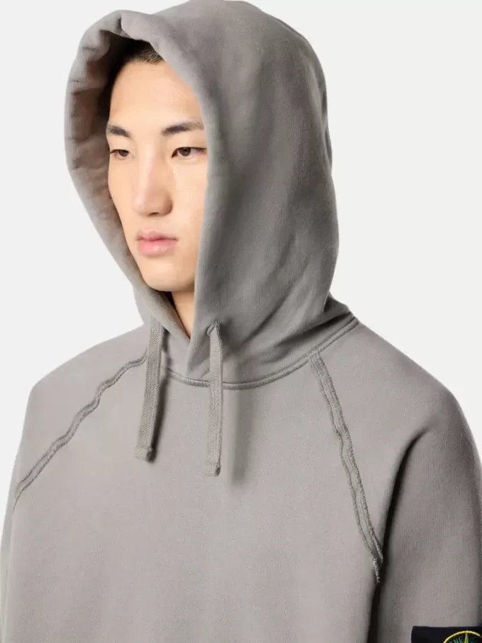Oversized sweatshirt met capuchon en raglanmouwen.