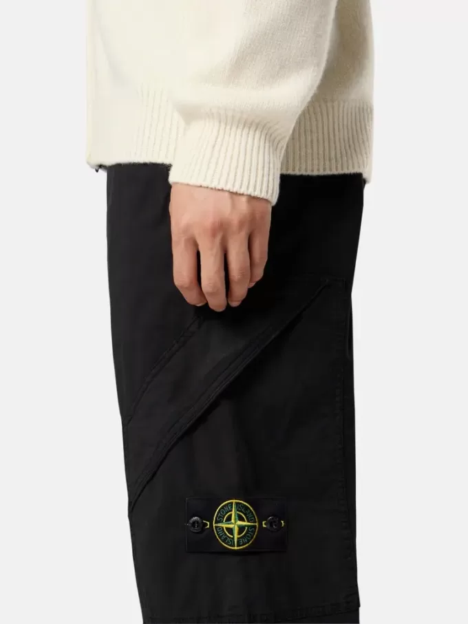 Regular-fit cargobroek met schuine ritszakken. Regular-fit cargobroek met schuine ritszakken.