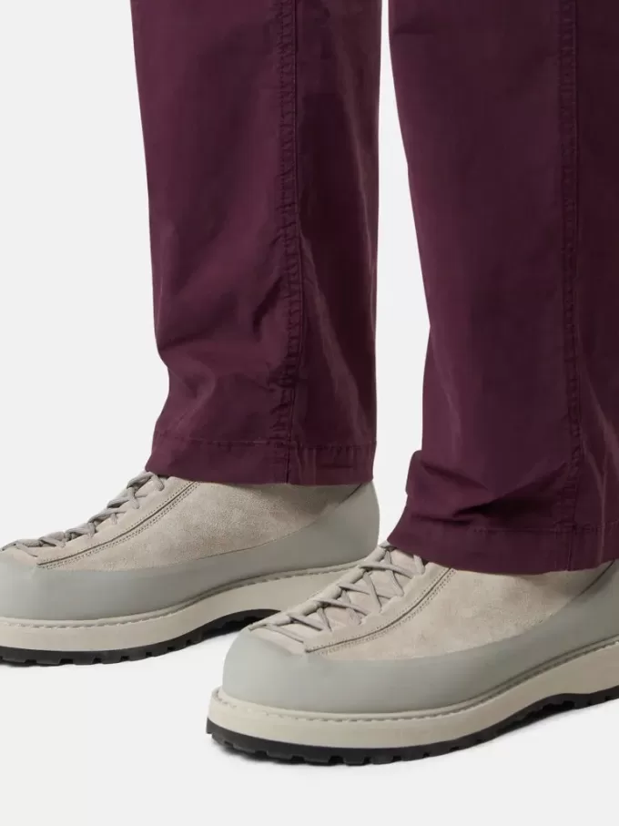 Regular-fit cargobroek met schuine ritszakken. Regular-fit cargobroek met schuine ritszakken.