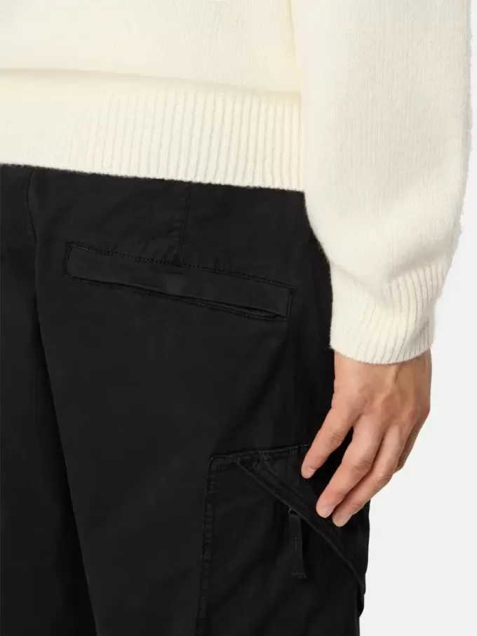 Regular-fit cargobroek met schuine ritszakken. Regular-fit cargobroek met schuine ritszakken.