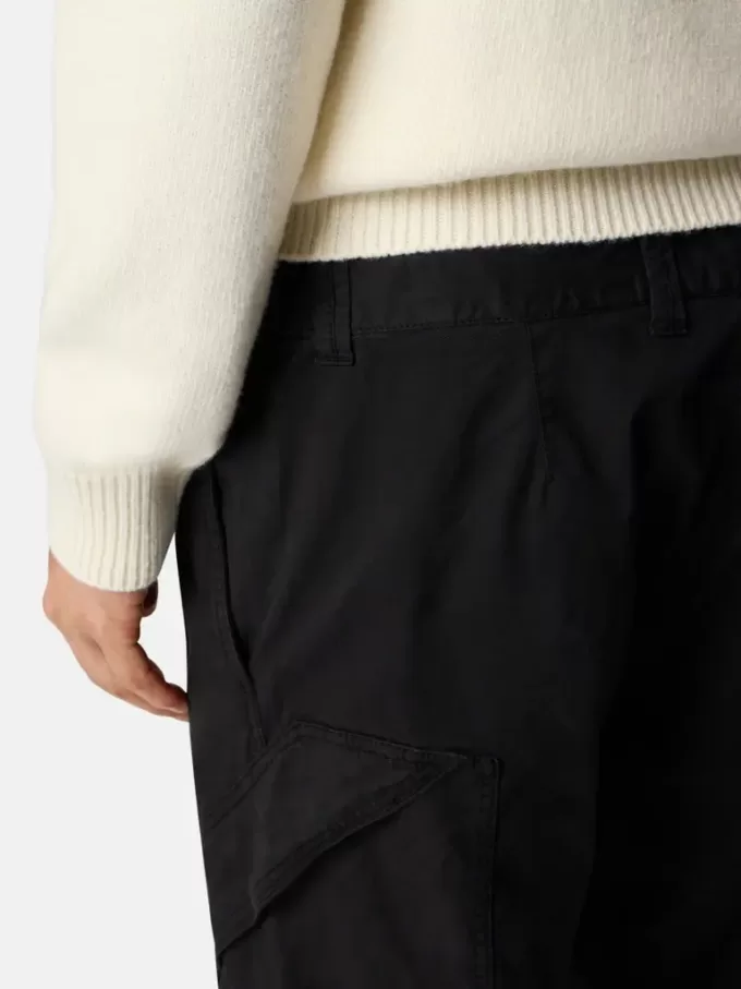 Regular-fit cargobroek met schuine ritszakken. Regular-fit cargobroek met schuine ritszakken.
