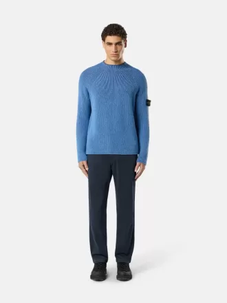 Regular-fit chino broek met zakken en Compass-patch.