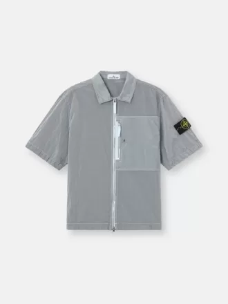 Regular fit shirt met korte mouwen, borstzak en ritssluiting.
