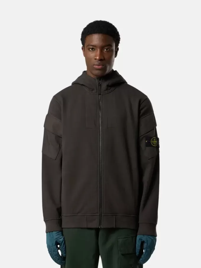 Regular fit sweatshirt met capuchon en ritssluiting en mouwzakken. Regular fit sweatshirt met capuchon en ritssluiting en mouwzakken.