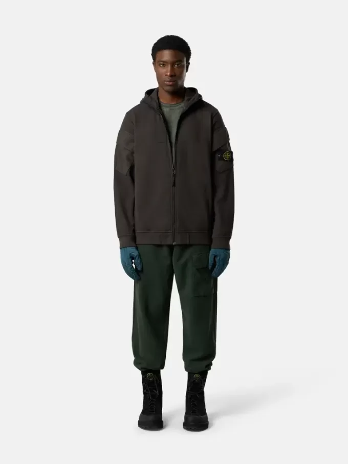 Regular fit sweatshirt met capuchon en ritssluiting en mouwzakken. Regular fit sweatshirt met capuchon en ritssluiting en mouwzakken.
