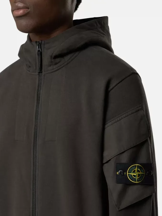 Regular fit sweatshirt met capuchon en ritssluiting en mouwzakken. Regular fit sweatshirt met capuchon en ritssluiting en mouwzakken.