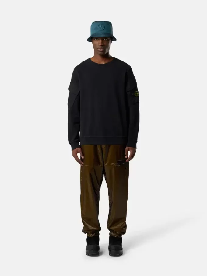 Regular fit sweatshirt met ronde hals en zakken op de mouwen. Regular fit sweatshirt met ronde hals en zakken op de mouwen.