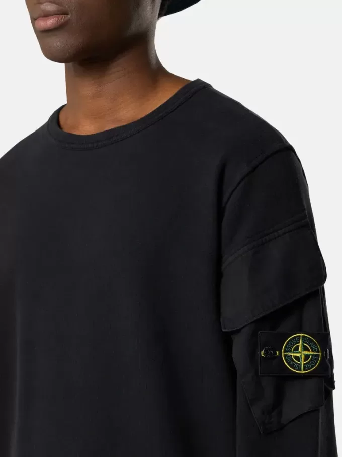 Regular fit sweatshirt met ronde hals en zakken op de mouwen. Regular fit sweatshirt met ronde hals en zakken op de mouwen.