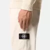 Relaxed-fit chino met elastische tailleband.