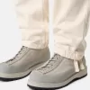 Relaxed-fit chino met elastische tailleband.