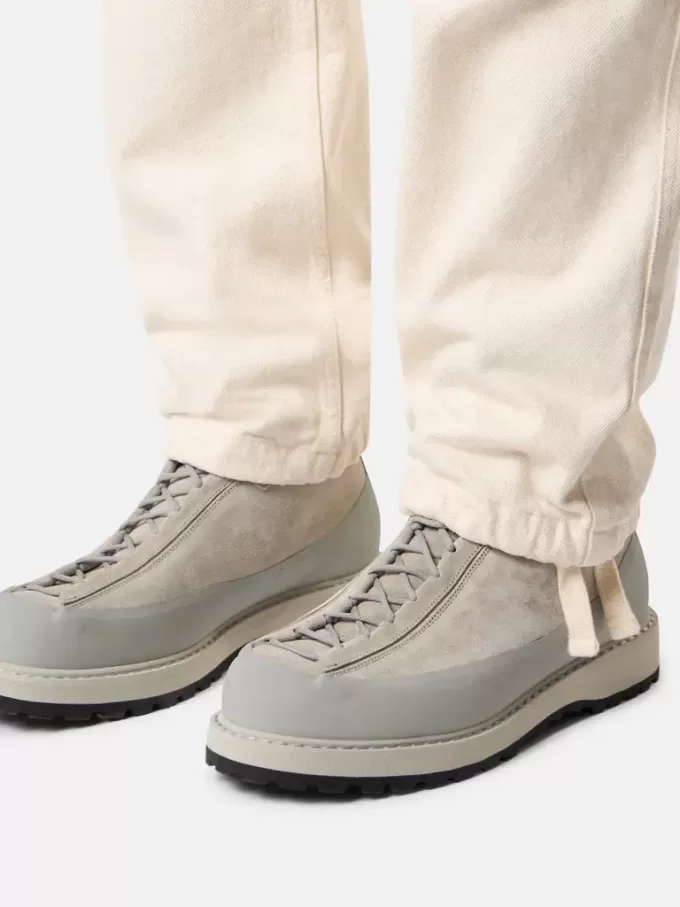 Relaxed-fit chino met elastische tailleband.
