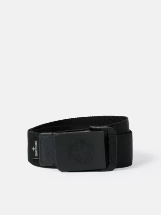 Riem met gegraveerde gesp en lederen details.