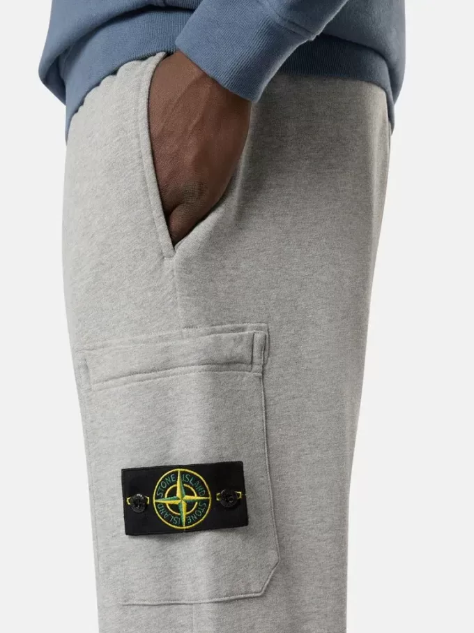 Slim-fit joggingbroek met zakken en trekkoord in de taille. Slim-fit joggingbroek met zakken en trekkoord in de taille.