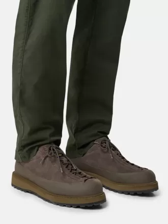 Sneaker met vetersluiting, rubberen rand en profielzool