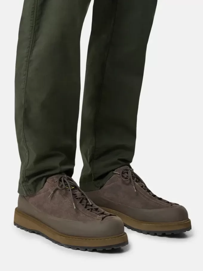 Sneaker met vetersluiting, rubberen rand en profielzool
