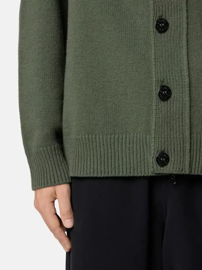 Sweater met knopen en vilten boorden