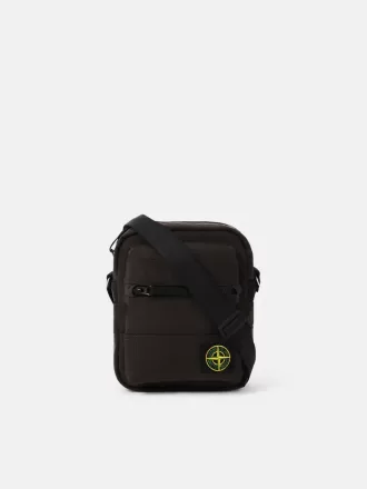 Tas met ritsvakken en verstelbare riem. Tas met ritsvakken en verstelbare riem.
